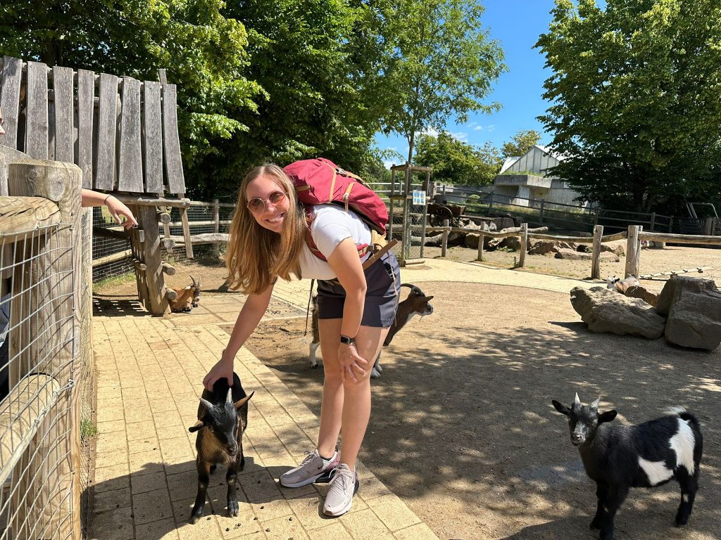 Franziska im Streichelzoo